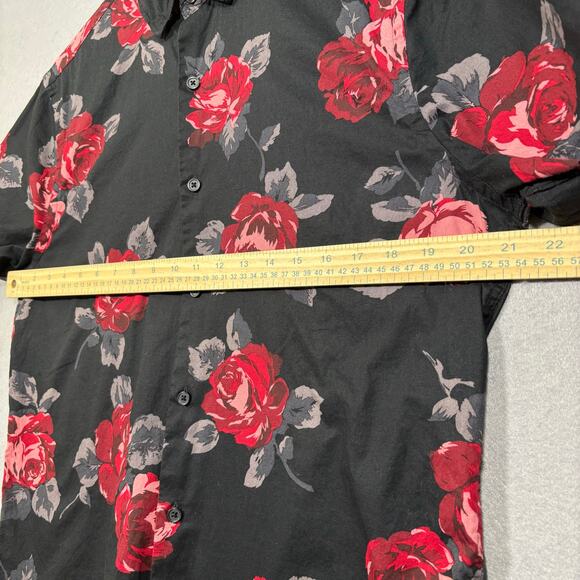 Express Mens Rose Floral Slim Fit Button Shirt M Red Black Short Sleeve Bold - Picture 6 of 6